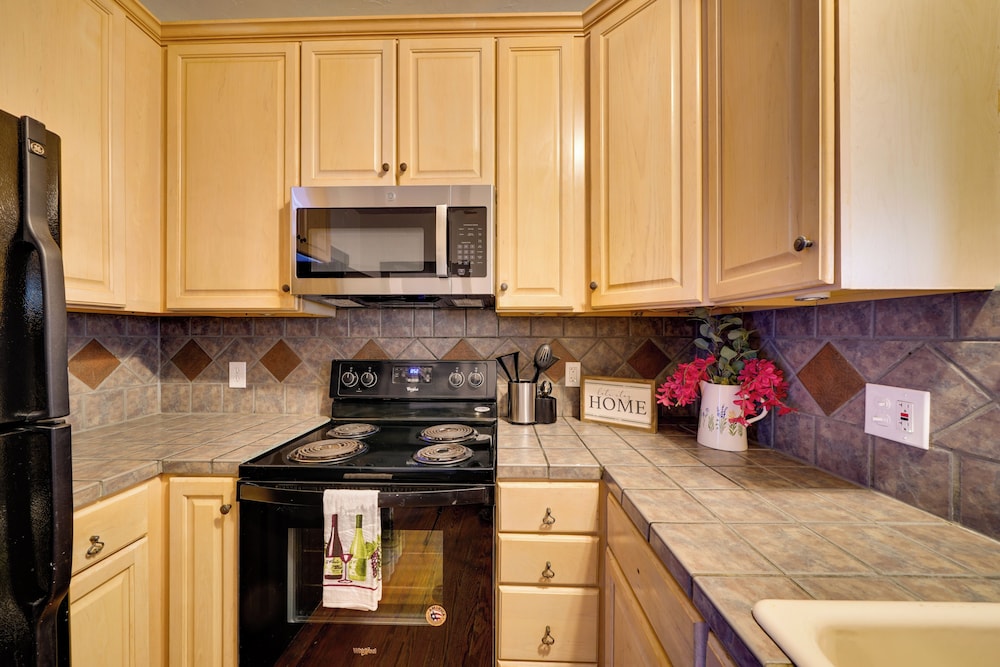 4 Mi to Downtown! Cozy Bungalow in San Antonio