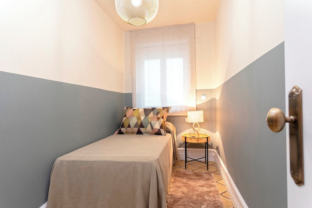Wonderful 5-bedroom Apart in Granada. Recogidas II