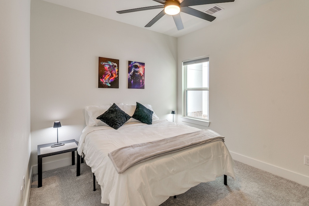 East Downtown Walkability! Modern Houston Townhome