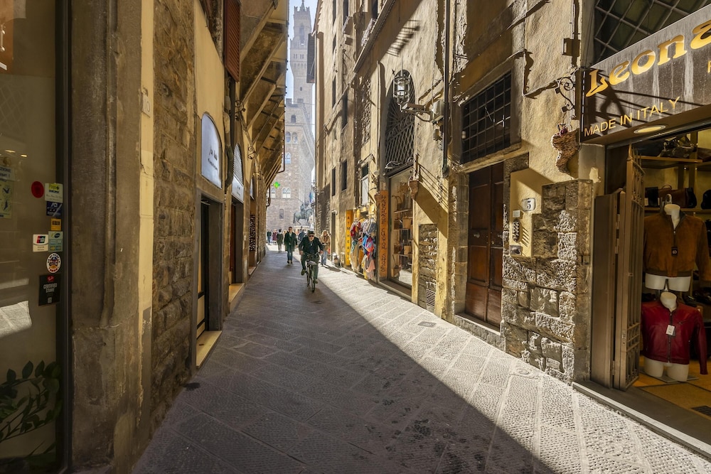 Cerchi 3 in Firenze With 2 Bedrooms and 1 Bathrooms