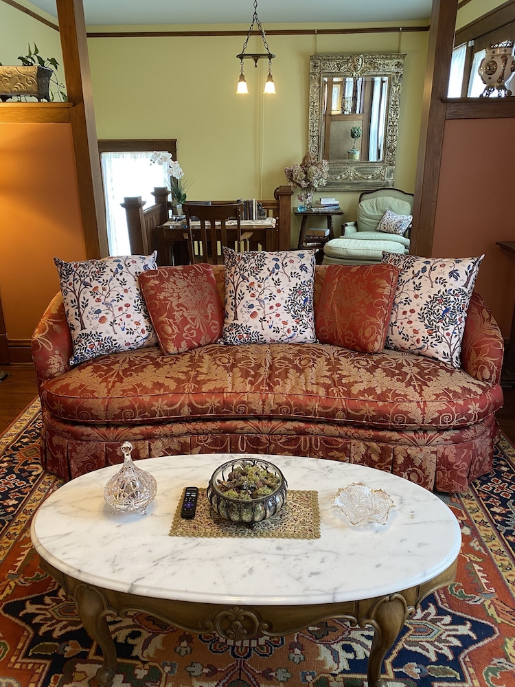 Vineyard Mansion & Carriage House Bed & Breakfast