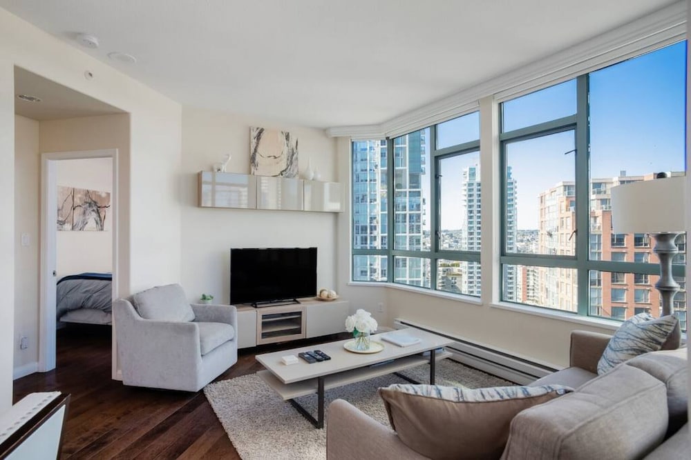 Beautiful 2 Bdrm 2bath Condo Downtown With Views of the Ocean - Image 2