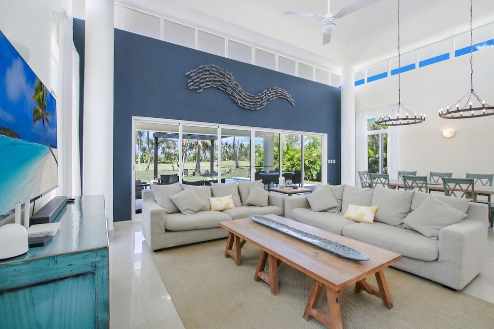 Luxury Golf Villa in Bavaro Cocotal Palma Real Pool Jacuzzi Staff