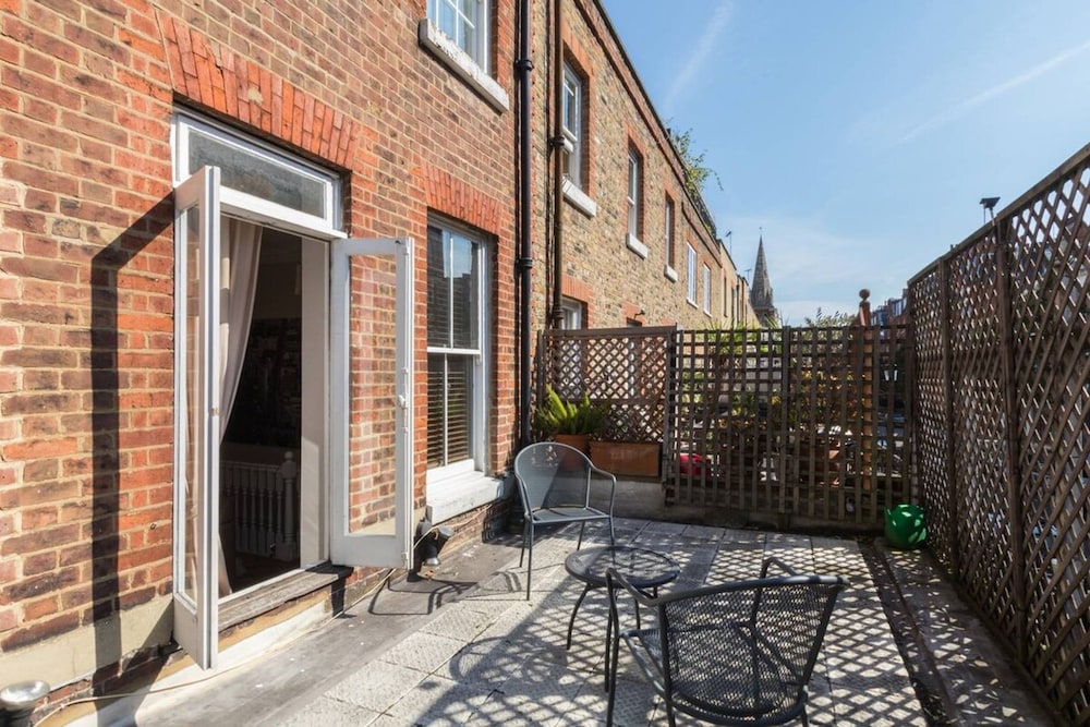 Stylish 1-bed With a Roof Terrace