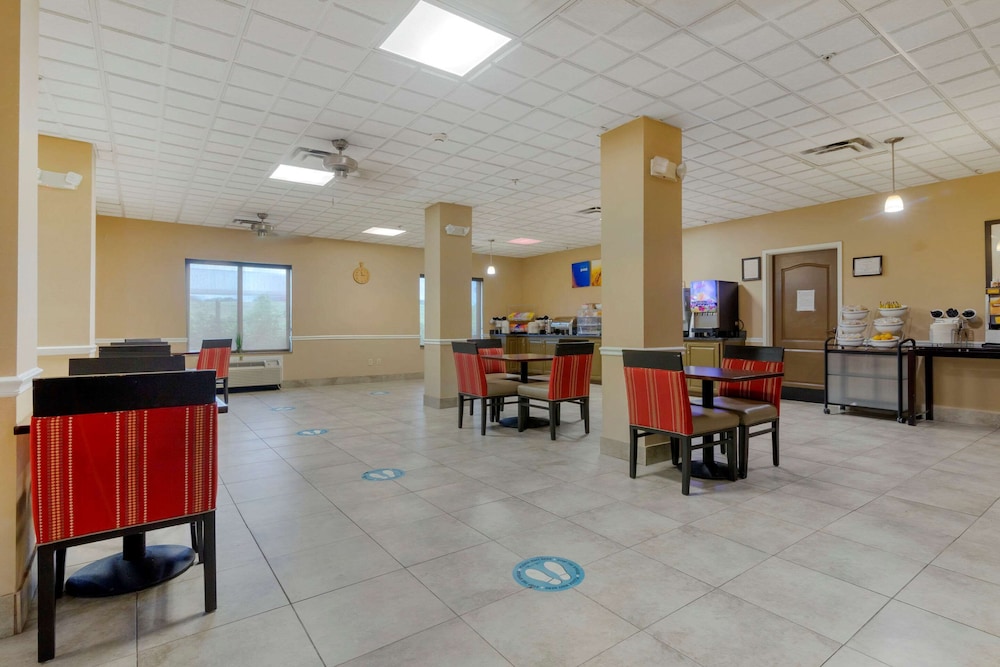 Port Wentworth Vacations - Comfort Suites Savannah North I-95 - Property Image 12