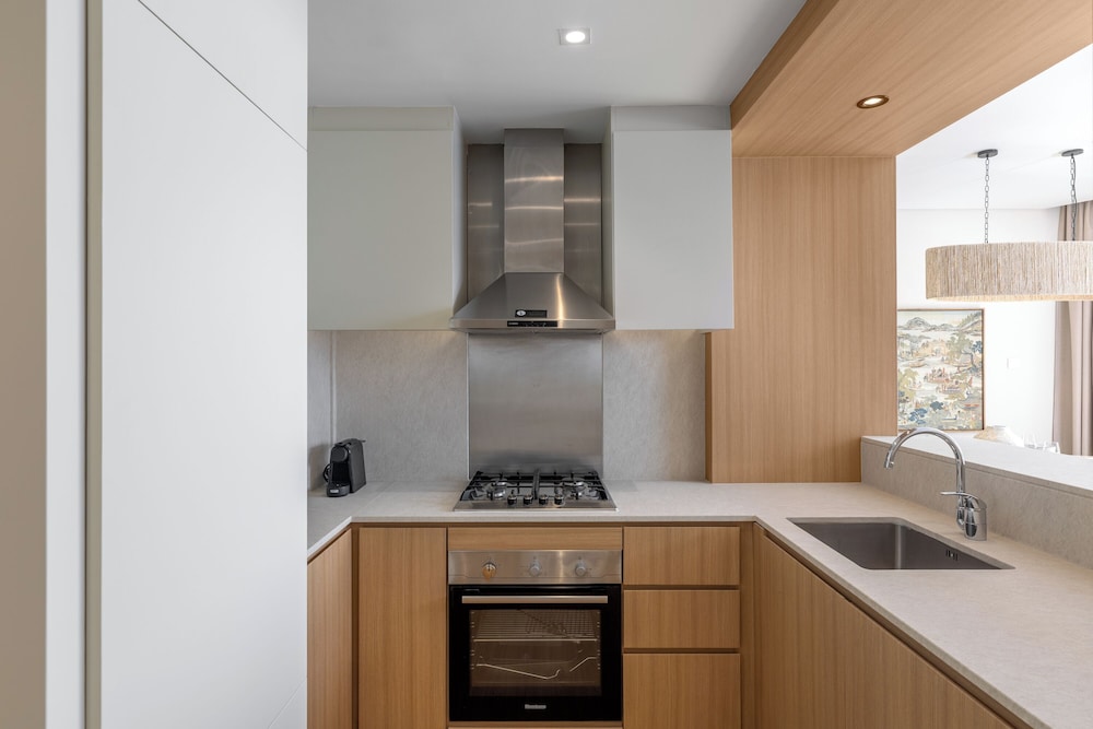 Maison Privee - Dazzling Downtown Retreat w/ Panoramic City Views