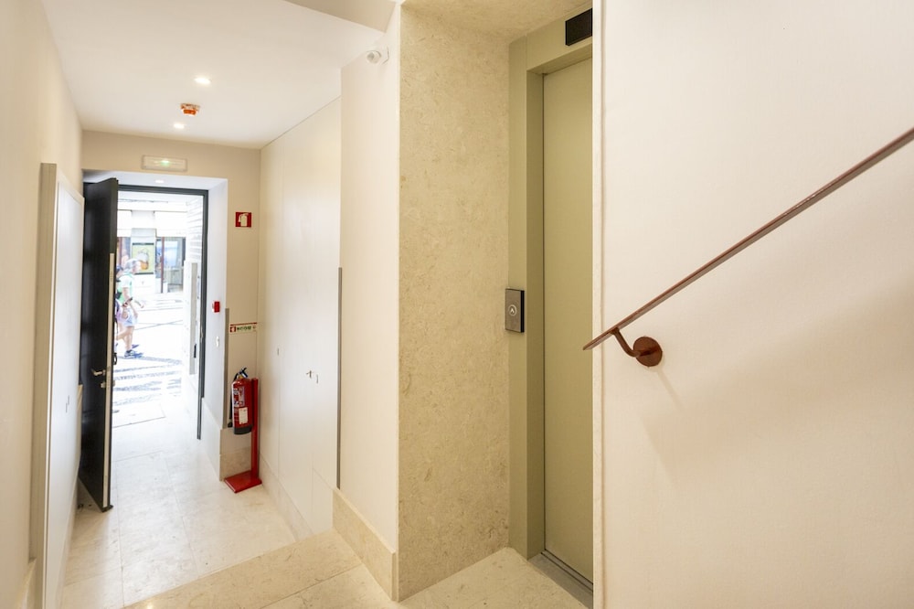 JOIVY Luxurious 2BR Apt w/street view, 2mins to Santa Justa Lift view 2