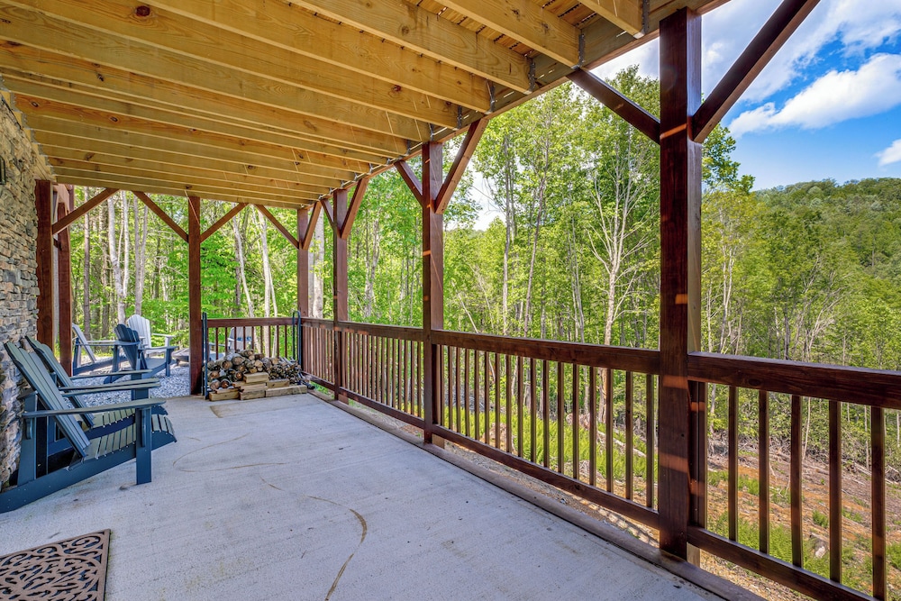 Lakefront Cabin in Elk Park w/ Hot Tub & Mtn Views