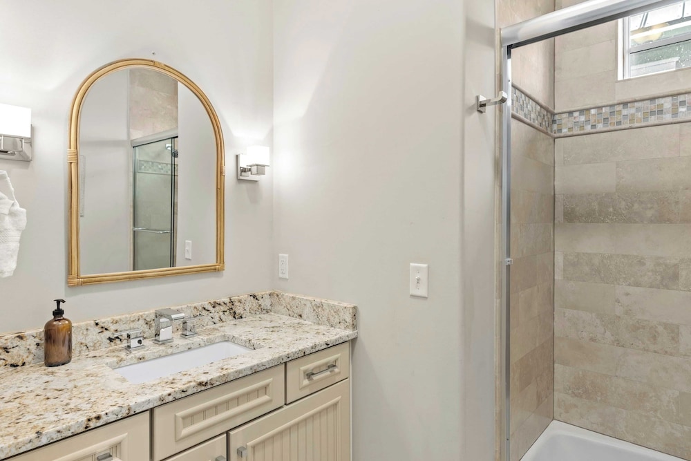 Seagrove Gardens Mins to the Beach, Santa Rosa Retreat w/ Golf Cart, A+ Design
