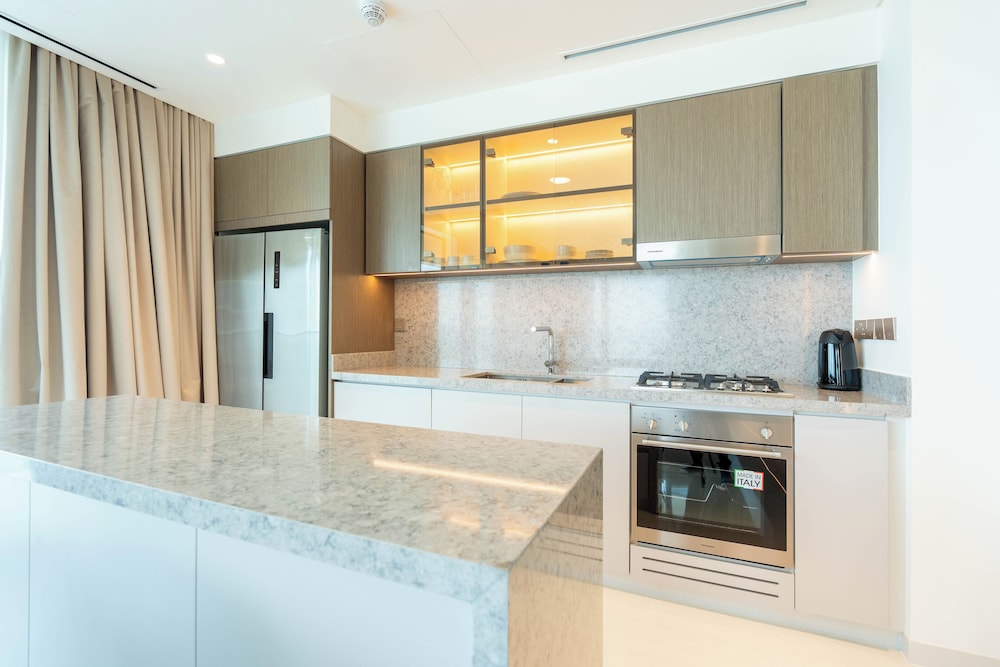 KeyRock - Grand Bleu Apt with Palm View