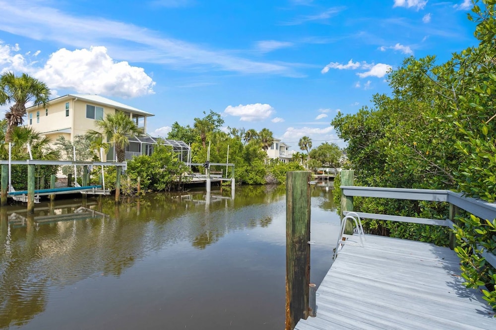Dockside Getaway on Avenida
