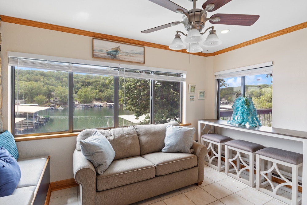 Stunning Lake Views, Pools, Wildlife, Pet-friendly