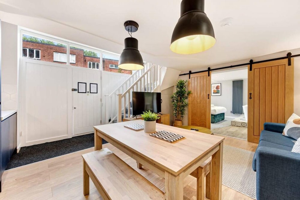 Host Apartments The Georgian Coach House 2
