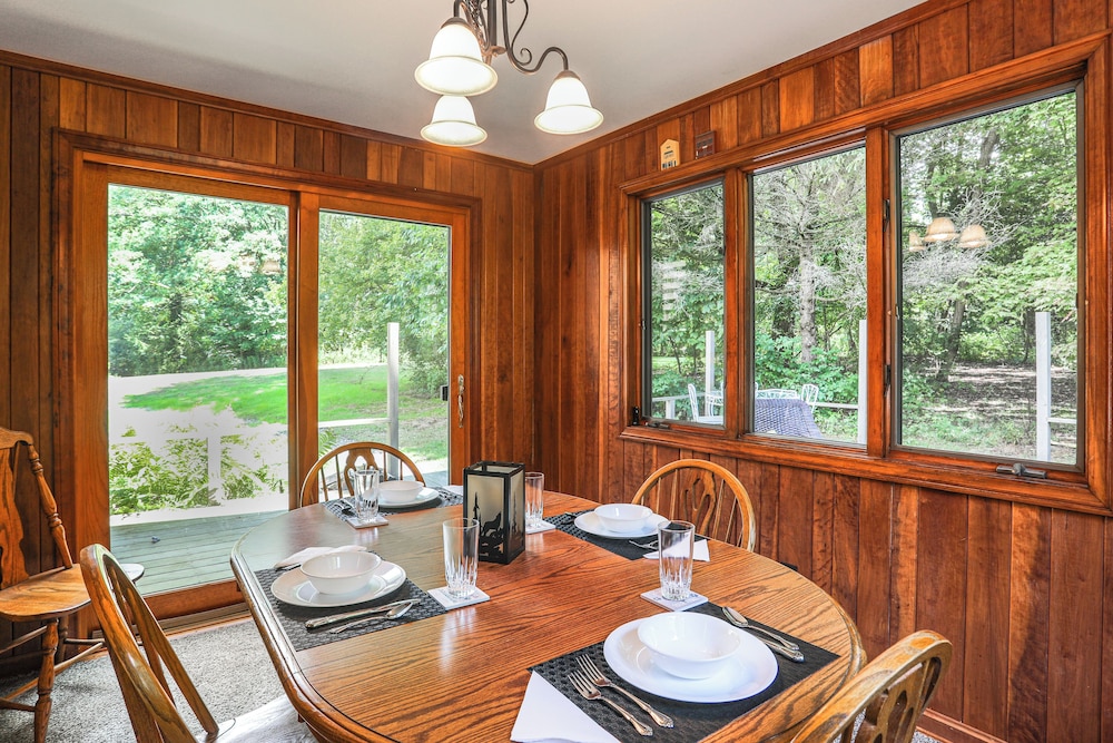 Wooded Retreat on 5 Acres: 6 Mi to Edinboro Lake!