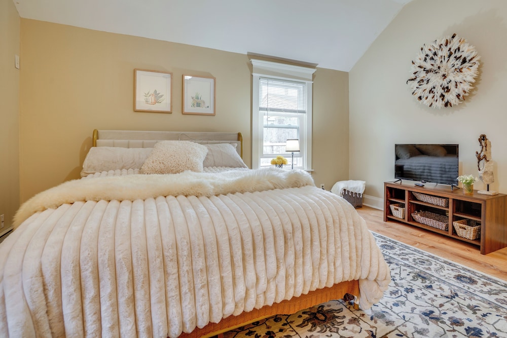 < 1 Mi to Xcel Energy Center: Walkable Hideaway!