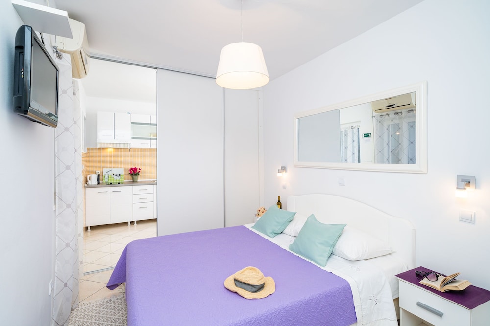 Jele Rooms