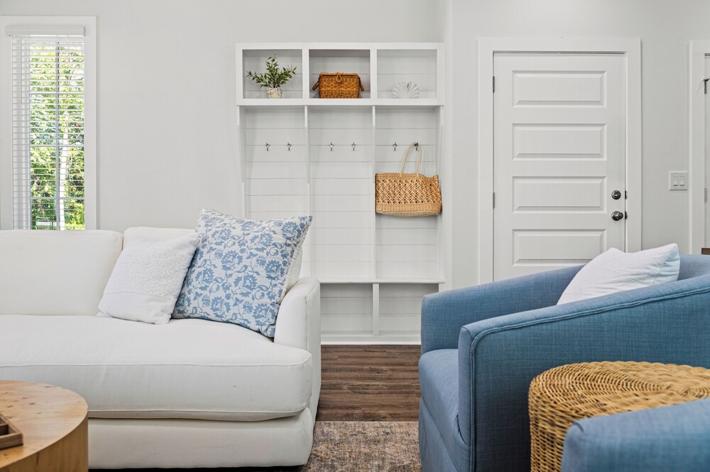 Spacious 6BR Beach Home Sleeps 15 Relax & Reconnect at Coastal Breeze