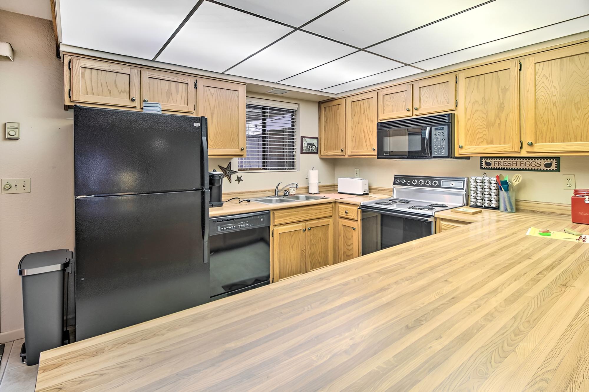 Pinetop Townhome w/ Private Patio & Gas Grill view 4