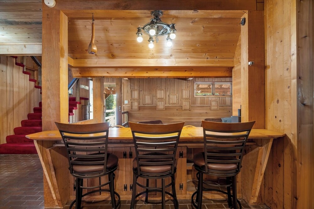 Pet-friendly 3BR Lake House Firepit + Pier