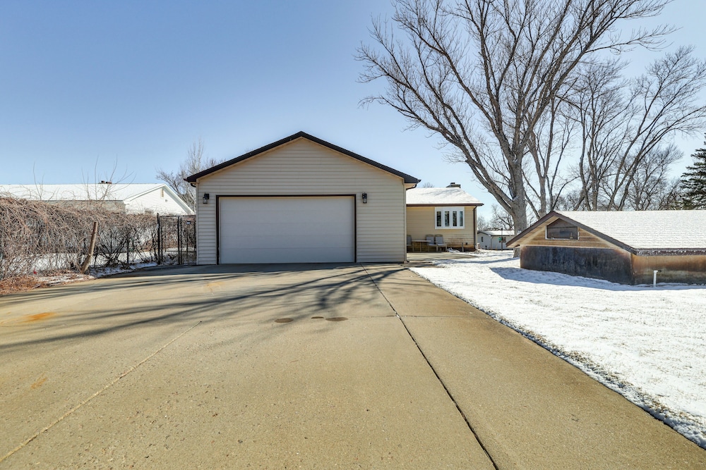 1/2 Mi to Dtwn: Pierre Family Home w/ Patio