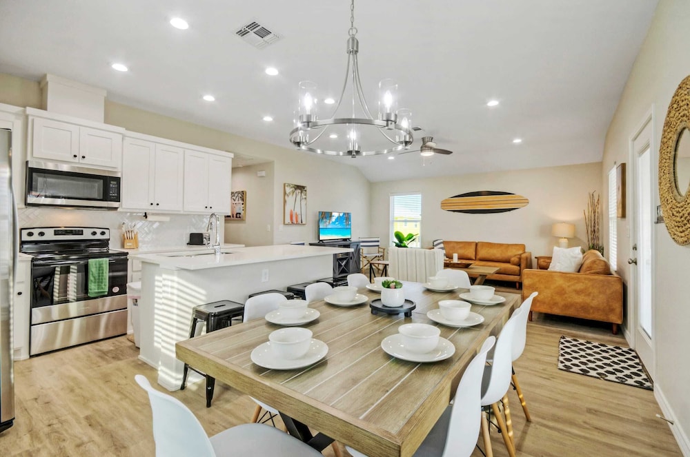 Sleeps 21, 2 Homes Private Pool, Patio Lounge w/ Fire Pit, Bar, TV, & Games