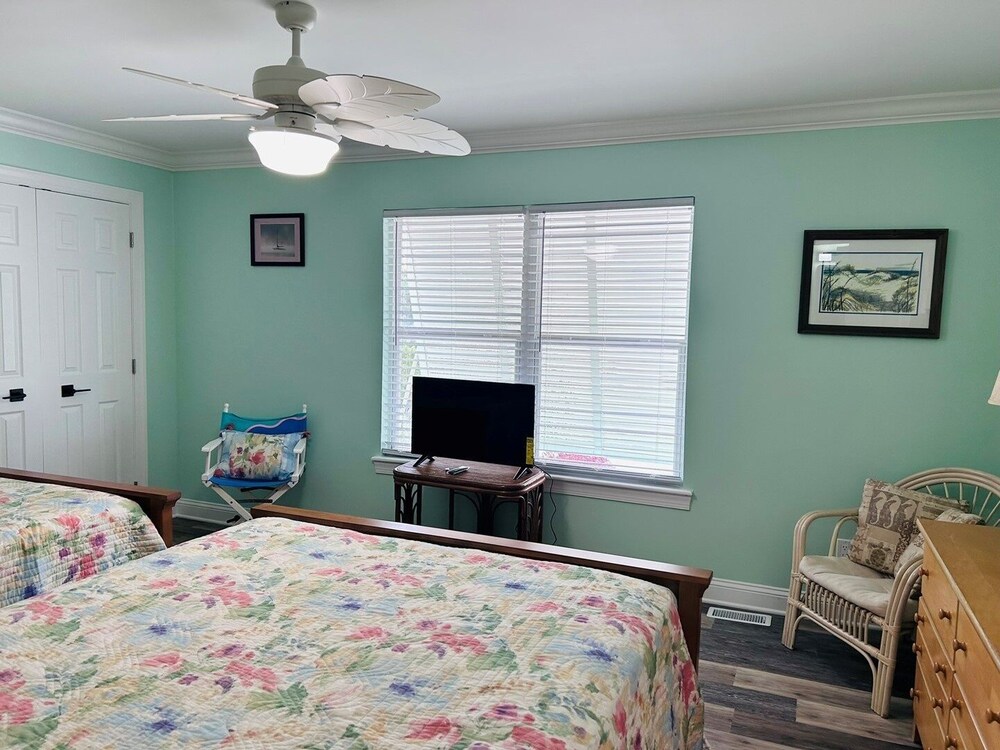 Serenity's Star 4 Bedroom Home by RedAwning