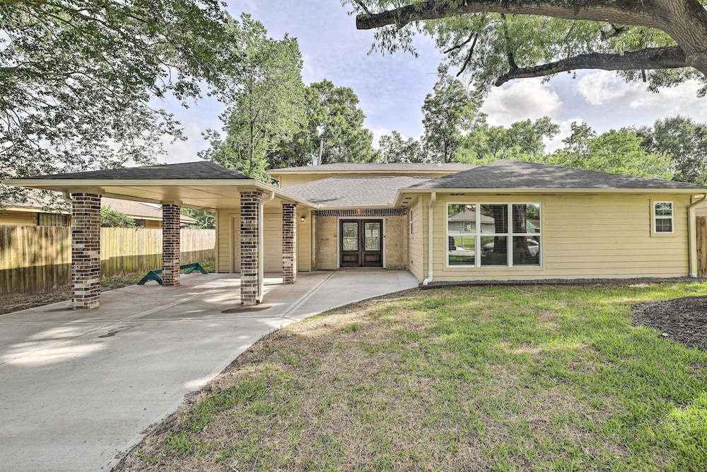 Spacious Houston Family Home With Game Room! view 3