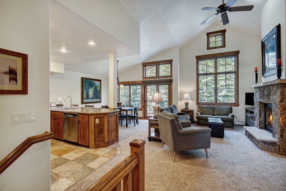 Spacious Upstairs Townhome With Private Garage 2 Bedroom Condo