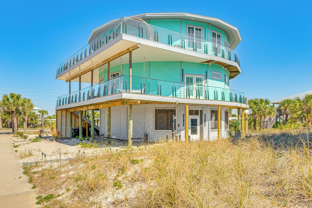 Golf Cart + Elevator: Retreat 1 Block to Beach