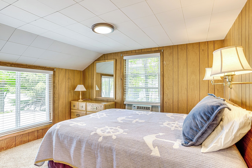 Autumn Escape on Glen Lake: Waterfront Cottage!