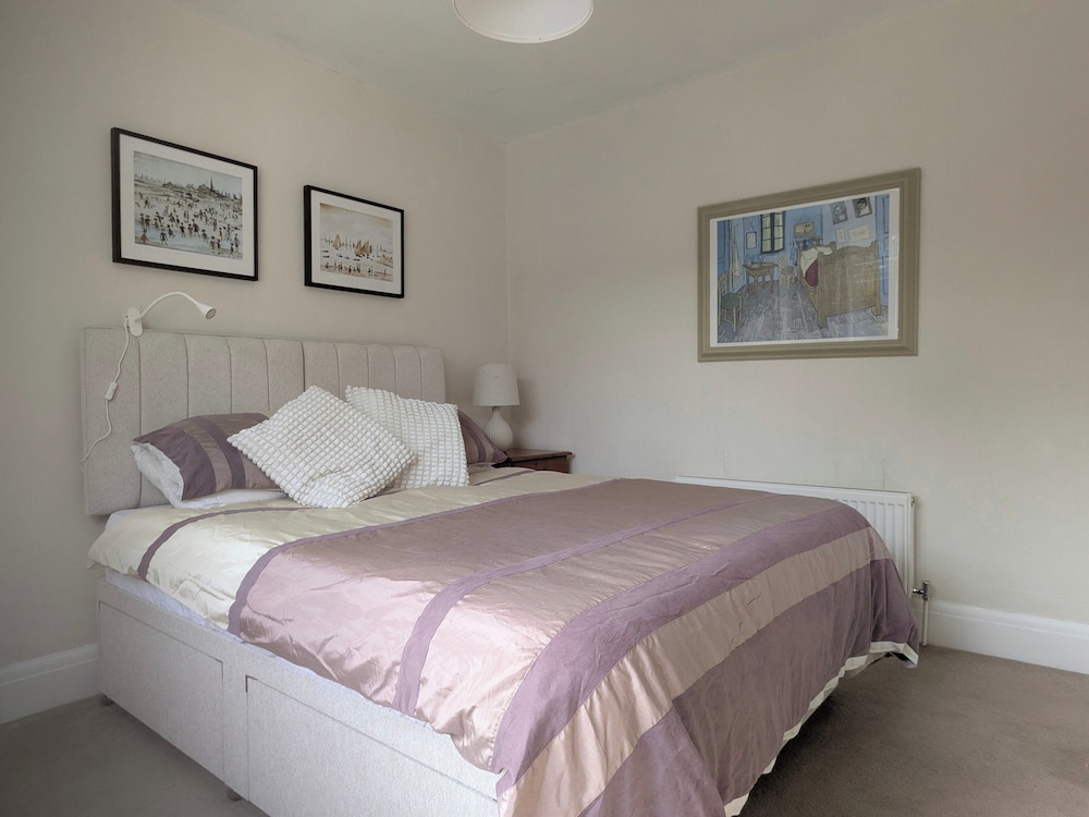 Cherry View House. 3-beds - Sleeps up to 8, Garden & Parking. Short Stays of all Types Welcome