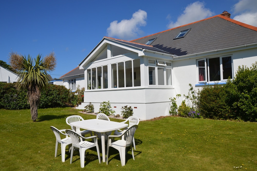 House - Sleeps 8, Close to Beach & Free Parking
