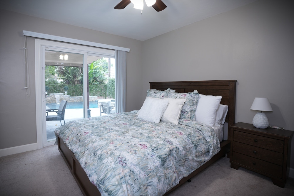 Designer decorated 6 bedroom 4 bath pool home