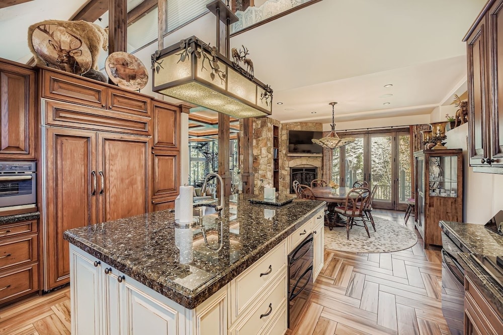 Fairway Drive Retreat 6 Bedroom Home