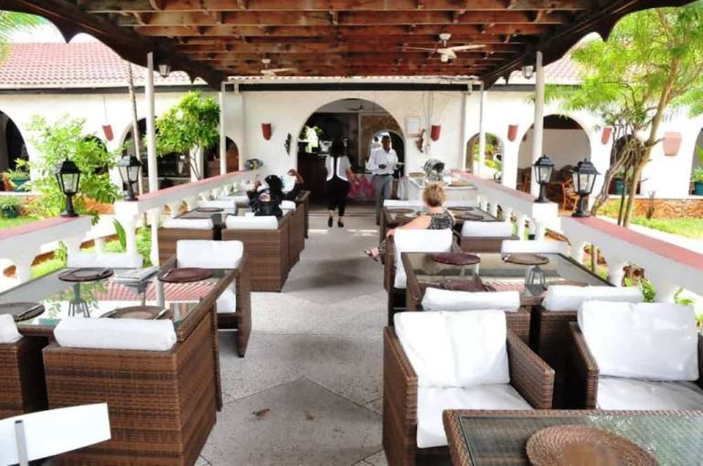 Best Western Jangwani Sea Breeze Hotel