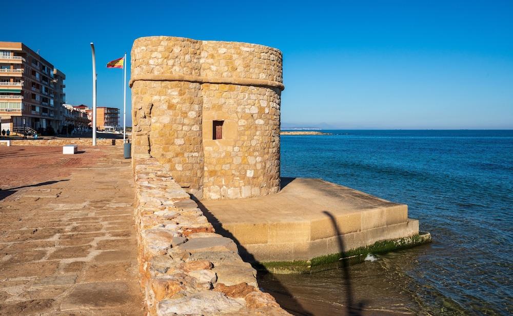 Comfortable Spacious Family House, Large Terrace and Garden, Beach and Bars