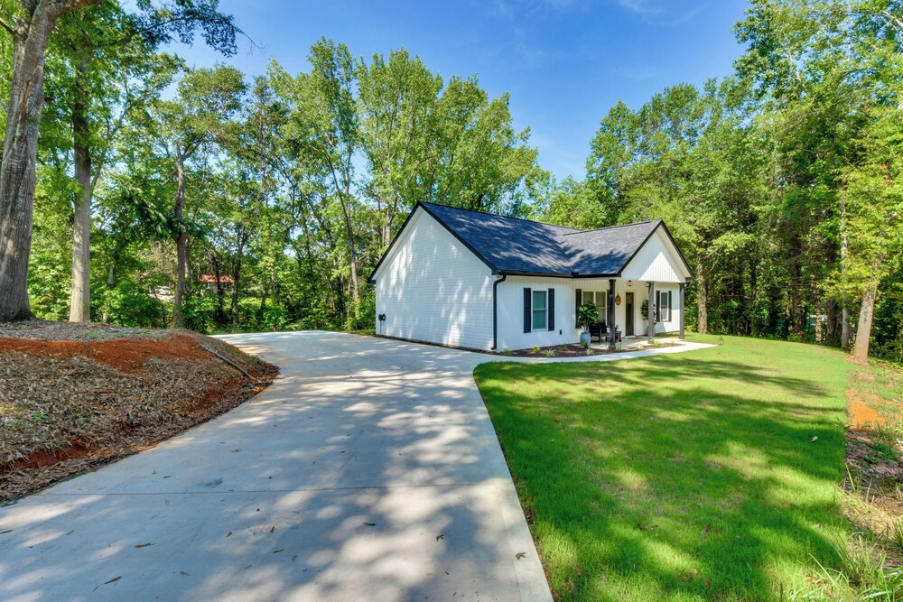 1 Mi to Lake Hartwell: Updated Retreat w/ Patio!