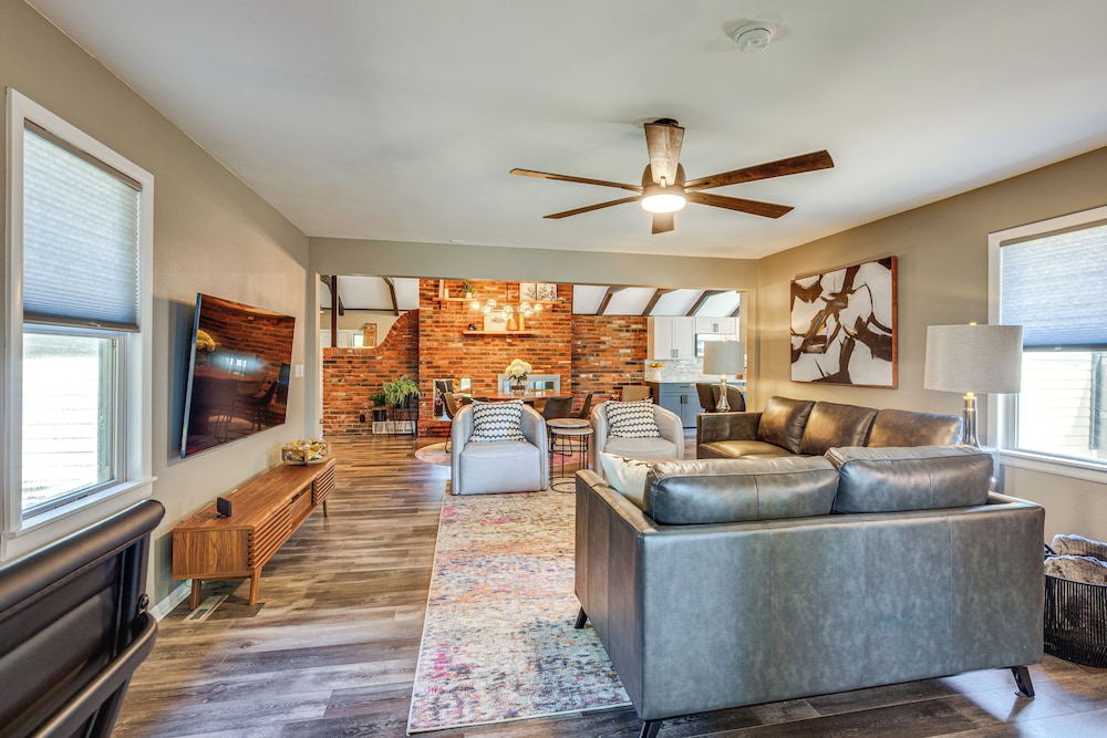 Chic Family-friendly Home in Riverside: 7 Mi to KC