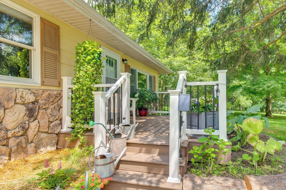 9 Mi to Downtown Rushville: Cozy Getaway w/ Grill