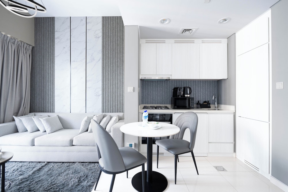 KeyRock Living - Dubai Skyline