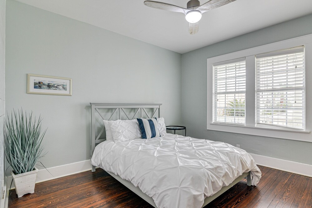 4 Mi to Moody Gardens: Galveston Home w/ Grill