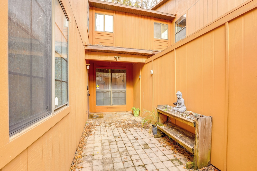 3 Mi to UF Campus: Charming Gainesville Townhome
