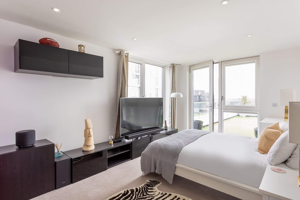 Stunning Brentford Penthouse view 5