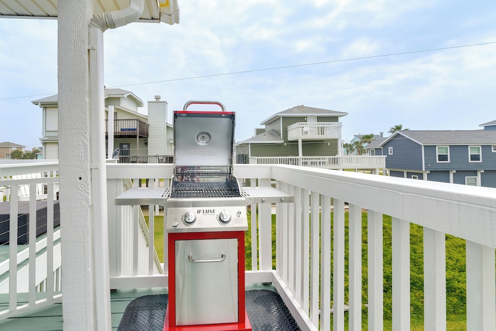 1 Block to Beach: Family Retreat in Galveston!