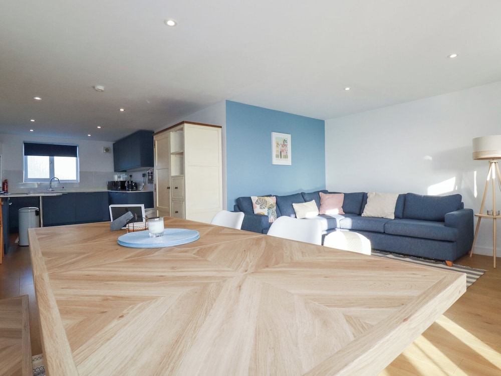 Apartment 6