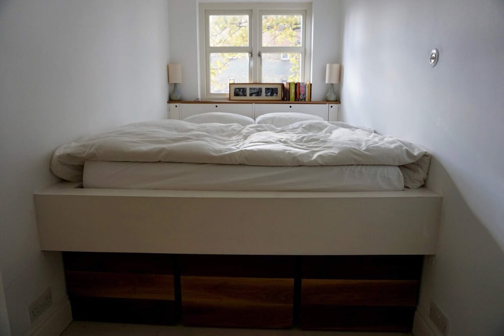 Beautiful Canalside 1-bedroom Flat With Terrace