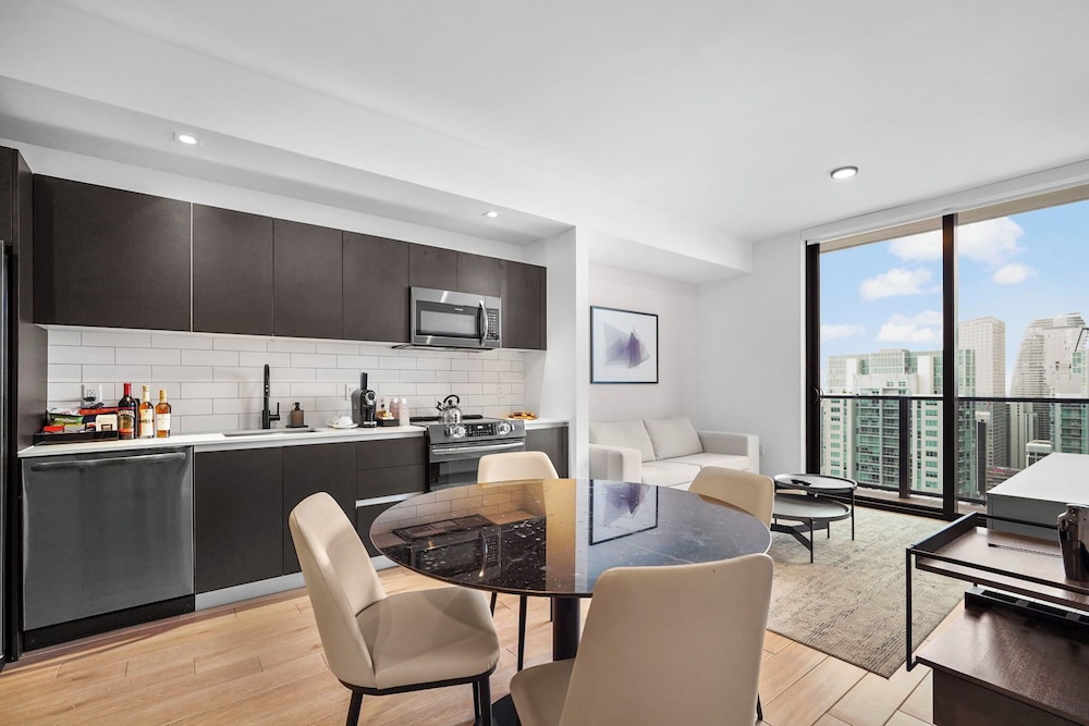 Bayside Apt with Stunning City Views
