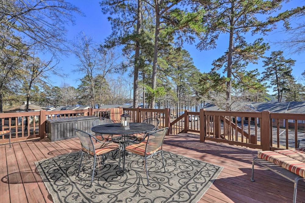 Milledgeville Vacations - Sparta Lake Home w/ Deck  Boating Access! - Property Image 5