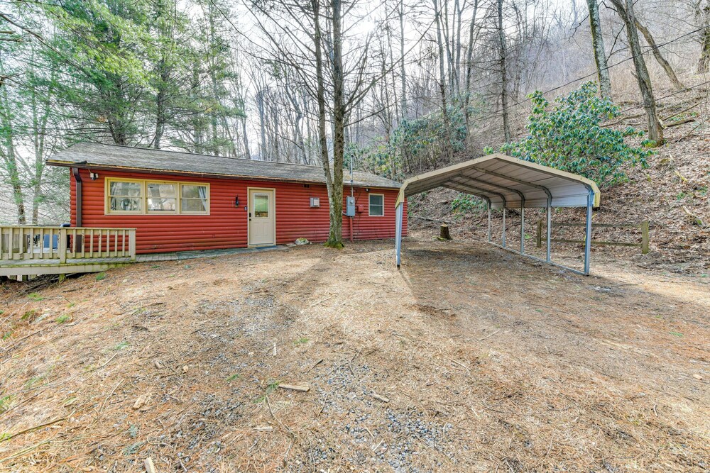 Hot Tub & Mountain Views: Waynesville Retreat!
