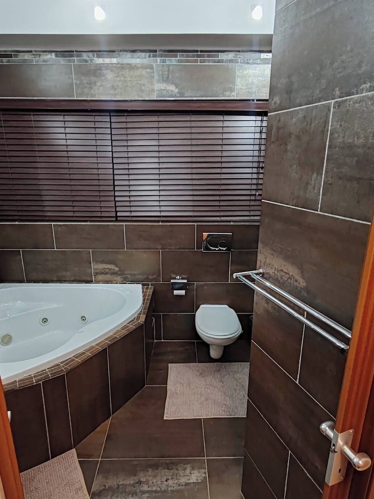 Room-indulgent Escape, Jet Bath, Stunnin